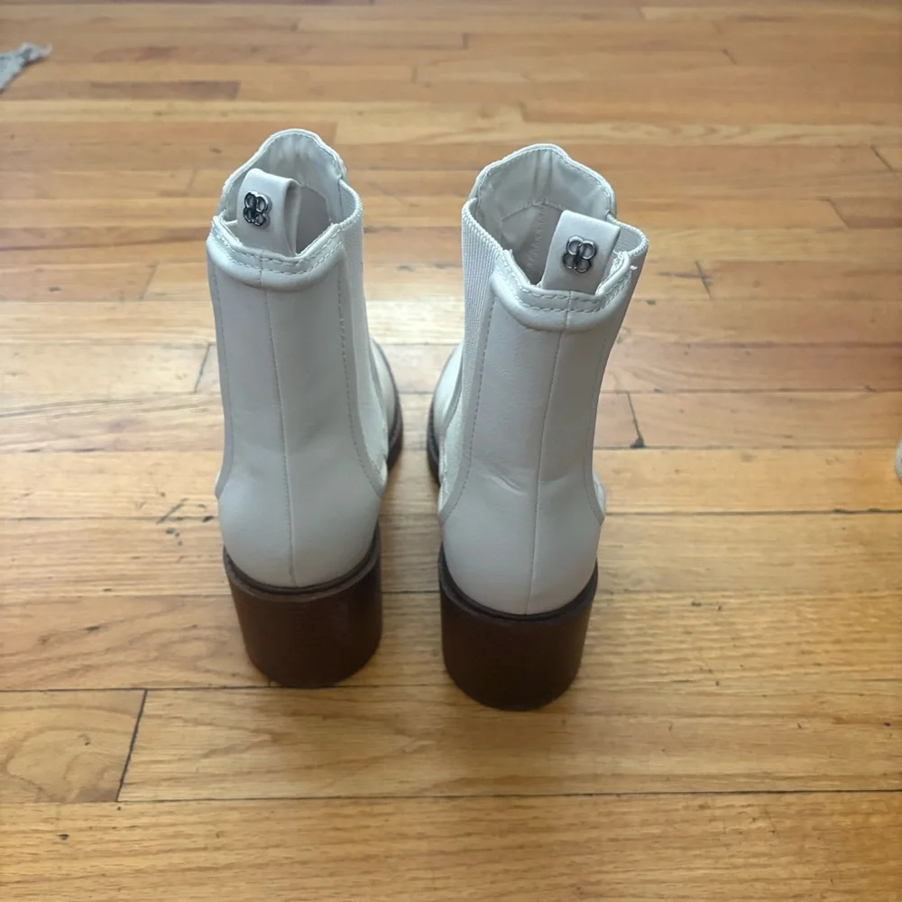 Bandolino White Chelsea Boots Size 9 - Picture 4 of 6
